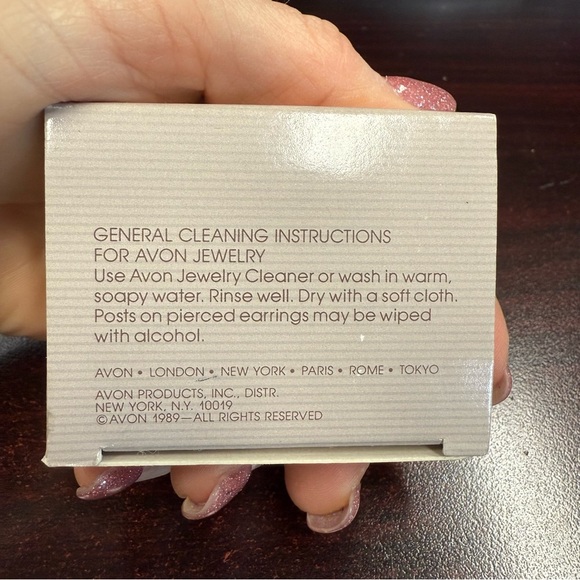 Avon Goldtone Hammered loop clip  Earrings. NIB 1989 vintage - Picture 2 of 5